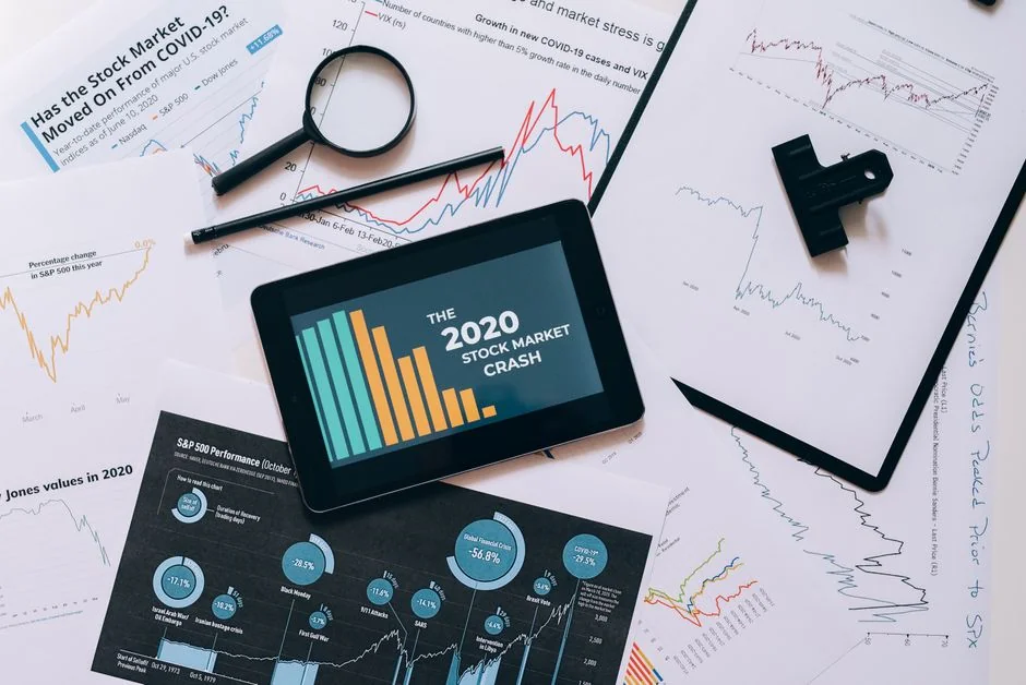 Personne analysant des données de cryptomonnaie sur un ordinateur portable, mettant en avant des analyses financières.